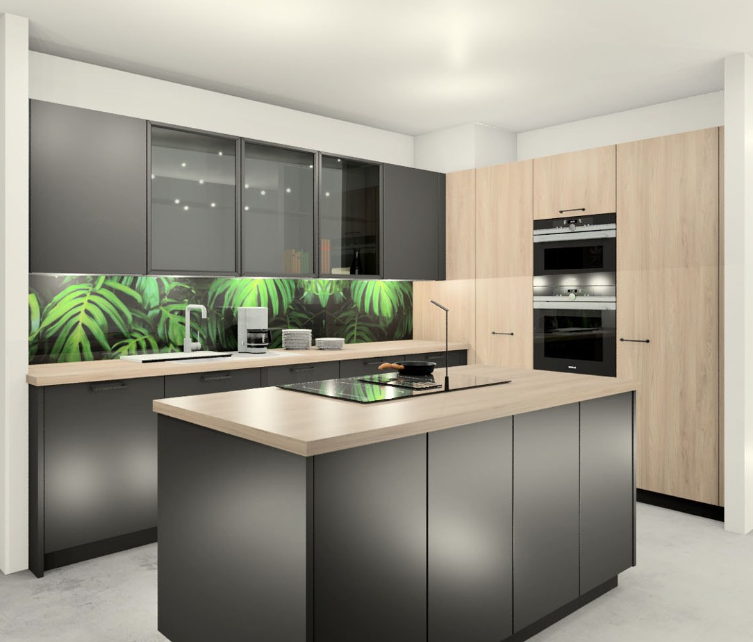 Moderne Küche mit anthrazitgrauen Fronten, hellen Holz-Arbeitsplatten und tropischem Blattmuster-Rückwand. Kücheninsel mit Induktionskochfeld und Pfanne, integrierter Doppelbackofen sowie Glashängeschränken.