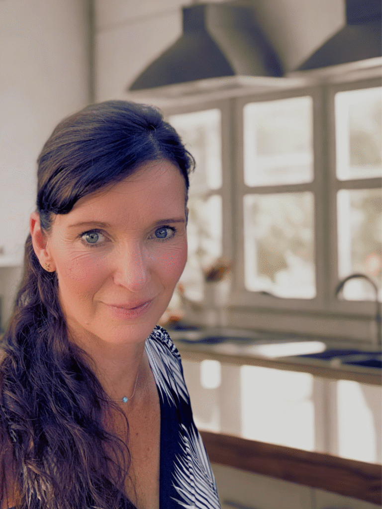 Inhaberin Lina Palitzsch in einer modernen Küche